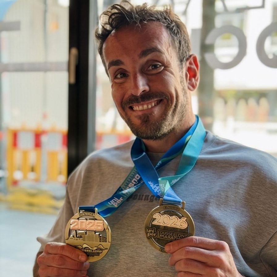 Daniel Ritzerfeld nach dem erfolgreich vollendeten Düsseldorf Marathon 2026 mit den Finisher-Medaillen aus den Jahren 2025 und 2026
